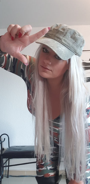 Herrin macht Sklavensau eine Pimmelklammerung Herrin macht Sklavensau eine Pimmelklammerung