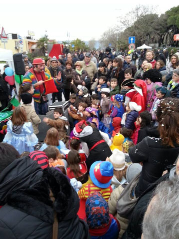 Fabiccio il Pagliaccio spettacoli da ridere magie comiche burattini bolle di sapone trucca bimbi balli clown artisti di strada mangia fuoco giocolieri trampolieri gonfiabili animazione per feste bambini adulti palloncini mago giullari giocoleria marionett