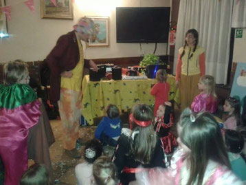 Fabiccio il Pagliaccio spettacoli da ridere magie comiche burattini bolle di sapone trucca bimbi balli clown artisti di strada mangia fuoco giocolieri trampolieri gonfiabili animazione per feste bambini adulti palloncini mago giullari giocoleria marionett