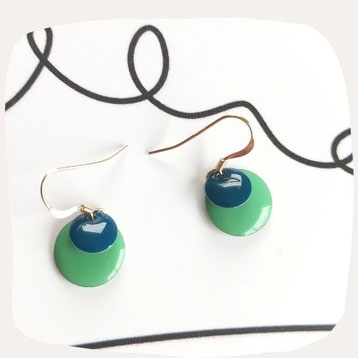 petites boucles d'oreilles rondes vert bleu avec crochets en  gold filled