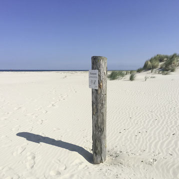 Schild "Ruhezone" am Strand von Spiekeroog
