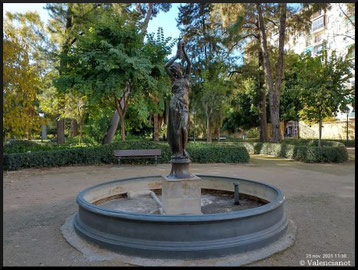 Destaca en el centro del jardín de Ayora una fuente formada por una pequeña balsa, de cuyo centro una figura femenina levanta sus brazos.