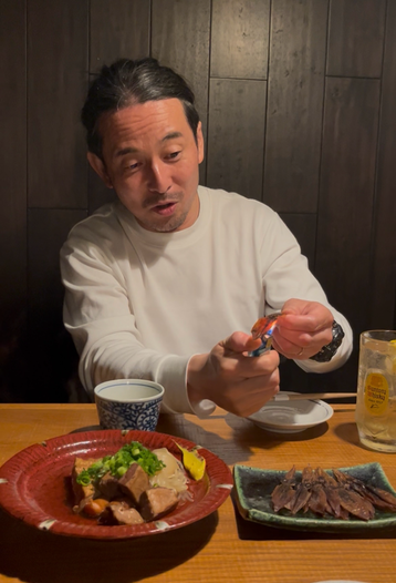 山口県の湯田温泉近くにあるおでんやさん。ふらっと入ったお店で注文したおでんとホタルイカの炙り。ホタルイカの炙りはライターを渡されて自分でアブルスタイルで男性がホタルイカを炙っています。