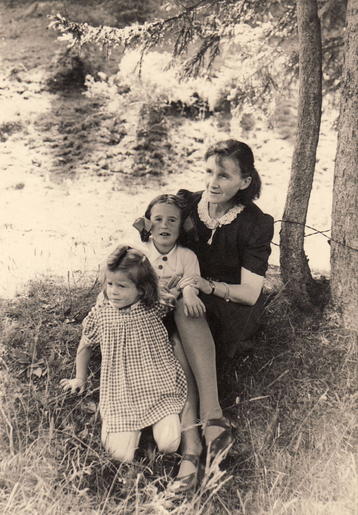 Bettina Heinen-Ayech as a child with sister Gabriele Richard and mother Erna Heinen-Steinhoff in Kreuzthal-Eisenbach near Isny, 1944