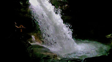 Gran-Cañón-Schlucht mit einem Wasserfall inmitten einer Höhle
