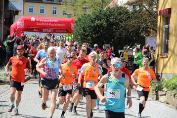 Start zum 13 km Lauf beim 19. Fröbellauf im April 2025