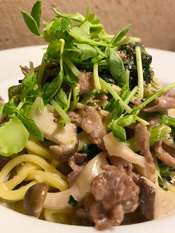 9.     兵庫県産 霜降り黒毛和牛とお野菜(ブロッコリー、しめじ、ほうれん草、エリンギ茸)のクリームソース　🧀　１,４００円  