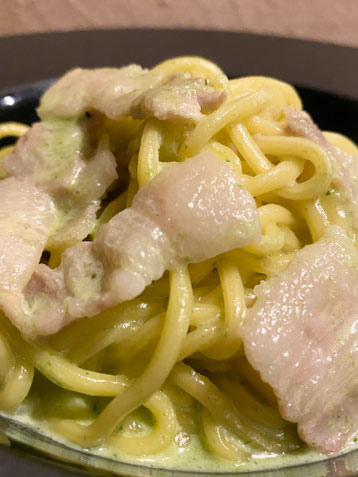 17.     "和豚もちぶた"のバジルクリームソース　🧀　１,２００円  