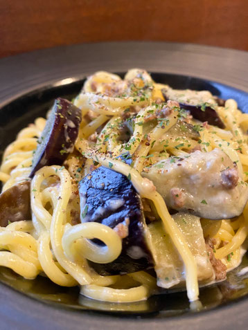 26.     茄子と牛挽き肉のミートクリームソース　🧀　１,２００円 