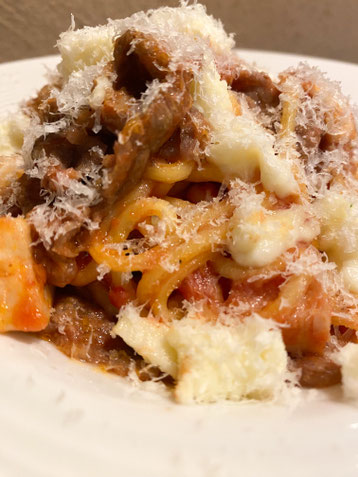 29.     兵庫県産 霜降り黒毛和牛とエリンギ茸とモッツァレラチーズのトマトソース　🌶️  🧀　１,４００円  