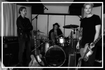 Emma Who Nino Luca Seiler Marc Peterhans Lousia 2 alternative rock guitar vontage retro sound music black keys