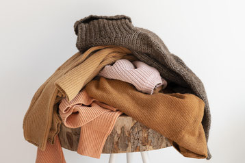 Gut geeignet sind dezente Farben und natürliche Materialien
