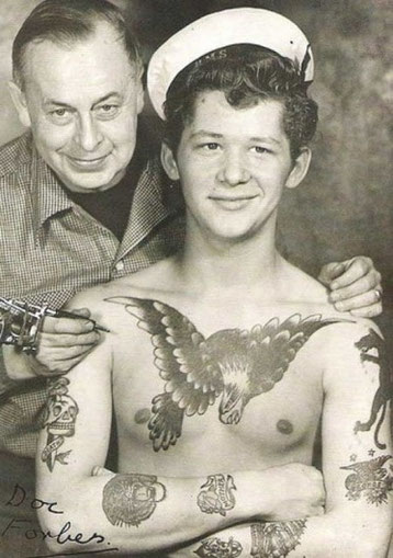 Doc Forbes, un tatuador muy popular de la Old School.