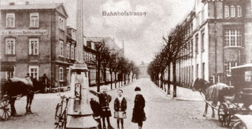 Kleinstadt-Idylle: Der Radeberger Bahnhofsvorplatz um 1915. Links die Demmler‘sche Häuserreihe Bahnhofstraße 12 - 16. Rechts Eschebach.  Bild-Quelle 3.