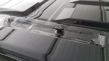 Dachträgerhalterung - Man sieht auch sehr schön die "Wellblech"prägung des Daches