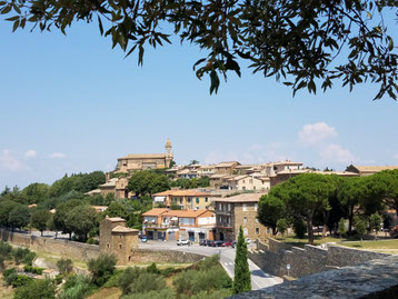 Malerisches Bergdorf Montalcino im Brunello-Weingebiet