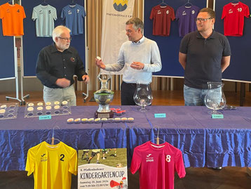 Erster Bürgermeister Thomas Herker (Mitte) und Daniel Willam (rechts) mit Robert Schröder (Jugendfußball Förderverein Pfaffenhofen, links)
