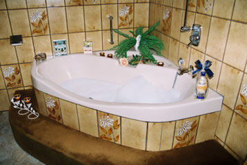 Bad mit Dusche und natürlich einem Duschvorhang