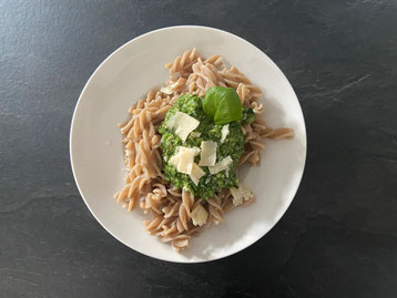 Nudeln mit Avocado-Pesto