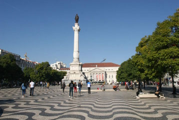 Der Platz Rossio, offiziell Praça de D. Pedro IV, mit Pedro-IV.-Säule und grau-weißem Wellenmuster auf dem Boden ©My own Travel Städtereise Lebendiges Lissabon