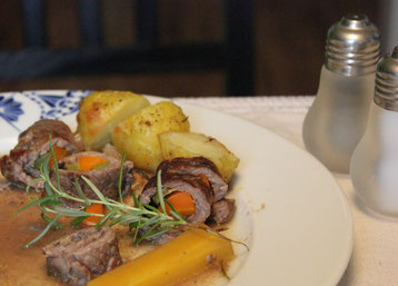 Ein Teller mit Rindsrouladen und Gemüse