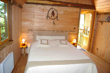 B&B-Loire-Valley-Chançay-Vouvray-vineyard-original-housing-tree-house-gyspsy-caravan