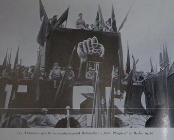 Thälmann spricht zu 100.000 Rotfrontkämpfern in Berlin 1926 