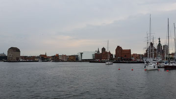 Blick auf den Hafen und die Altstadt von Stralsund, mit dem Ozeaneum in der Mitte