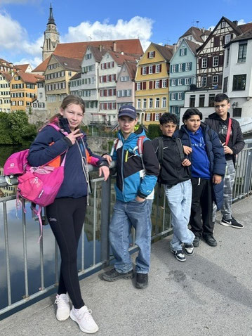 Eine Schülergruppe auf der Neckarbrücke