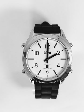 Silberne Uhr mit schwarzem Lederband