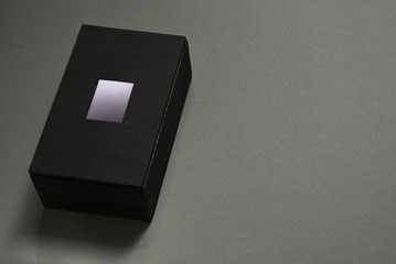 Caja de Lluvia, 2014. Caja de madera pintada de negro, que contiene un dispositivo sonoro y uno lumínico cubiertos por una tapa con ventana translúcida. 16 x 15 x 9 cm