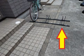 治療院の入り口前に設置してある自転車用のタイヤ止めスタンド