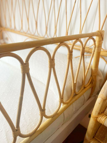 Detalle del trenzado de fibra natural de rattan en barandilla de seguridad para cama infantil