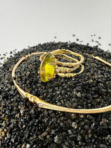 Babygremlin Kombination mit drei Ringe und einem Bracelet in Gelbgold