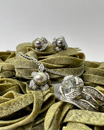 Kombination der Mermaid Kollektion, mit drei Ringen, mit einem Anhänger und Ohrstecker in Weissgold