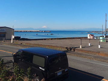 神奈川県三浦市海外町の売地から望む富士山と相模湾。海一列目のオーシャンフロントで富士山を一望する絶景。