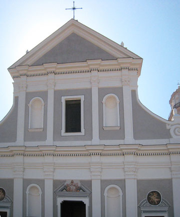 Calenzana - L'église baroque Saint Blaise qui se dresse au coeur du village. Elle a été édifiée entre les XVIIè et XVIIIè s. sur un sanctuaire roman du XIIè s.