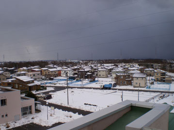 街中を覆い尽くす雪雲。お天道様としばしのお別れ