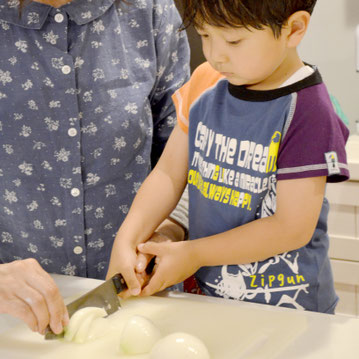 子どもに料理をお手伝いしてもらう