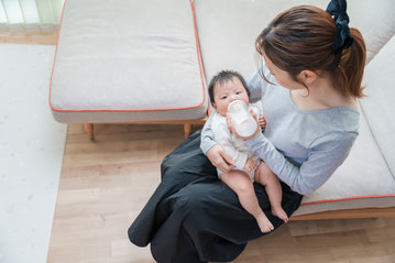 哺乳びん拒否に悩むママへ。原因別の対処法を解説