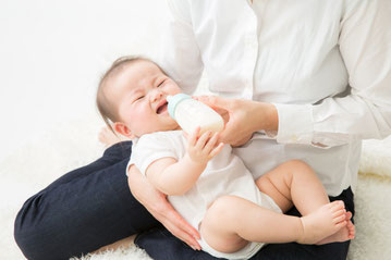 哺乳びん拒否に悩むママへ。原因別の対処法を解説