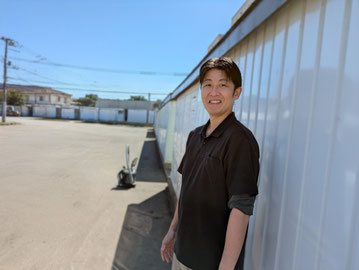 札幌市で業務用エアコン清掃の作業を行う清掃会社代表の作業風景