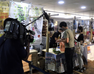 小倉駅の販売イベント会場でテレビ取材