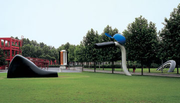 Claes OLDENBURG et Coosje VAN BRUGGEN, "La bicyclette ensevelie", Parc de la Villette, Paris, 1990, commande publique