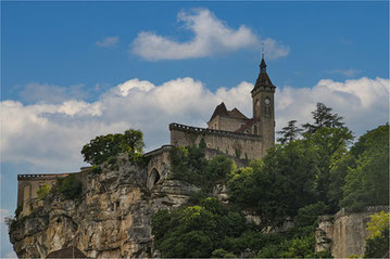 Chapelle Notre-Dame de Rocamadour vénérée par les pèlerins sous un ciel bleu