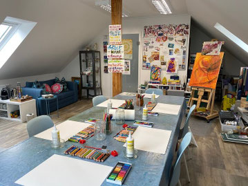 Helle lichtgeflutete Räume für Malkurse im Atelier Meermaid Art
