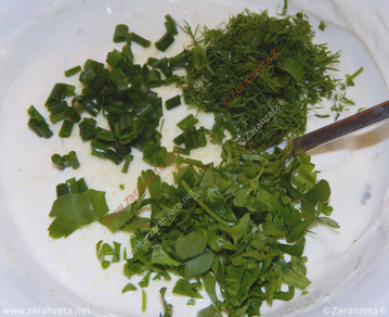 Zarahzetas Lebenkunst mit Sour Creme und frischen Kräutern