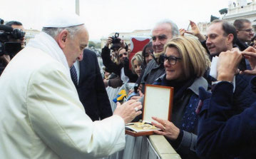 Bendición del Nuevo Escapulario por el Papa Francisco