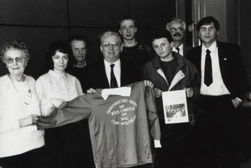 Dr. Horst Waffenschmidt (mit Trikot in der Mitte) empfängt eine Wolfsburger CVJM-Delegation im Bundesinnenministerium in Bonn