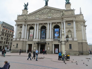 Ankunft vor dem Opernhaus in Lviv